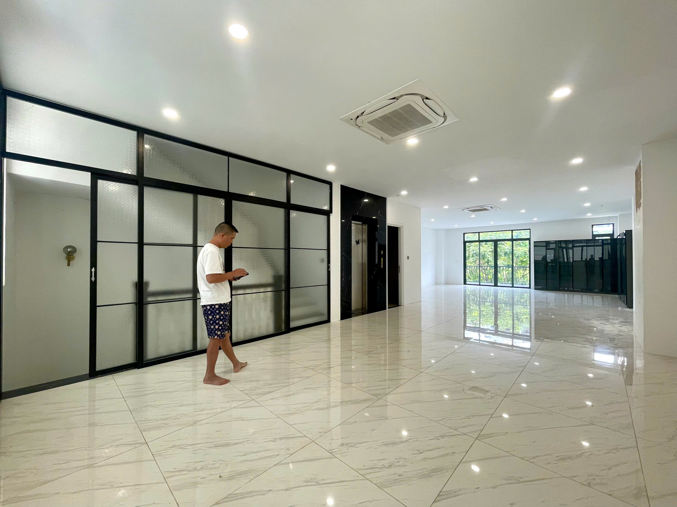 Chủ Cần bán mặt tiền Nguyễn Thị Nhung, 9x20m, Tòa Nhà 6 Tầng hoàn thiện, kinh doanh tốt, đường lớn