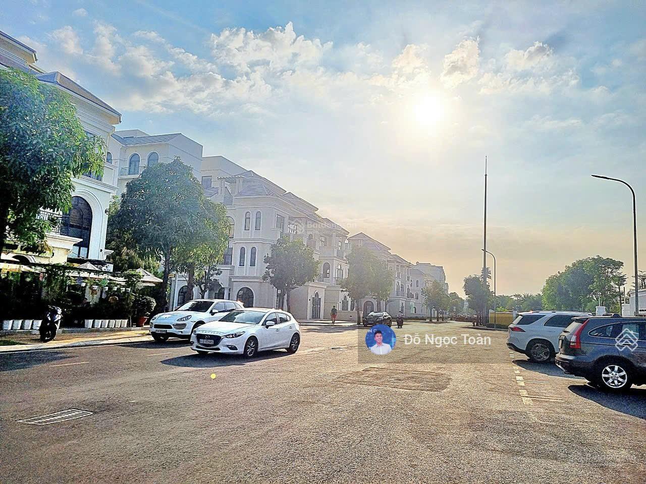 Cực hot! Biệt thự góc 280m2 ngay trường học tại Vinhomes Quận 9 giá chỉ 60tr/tháng