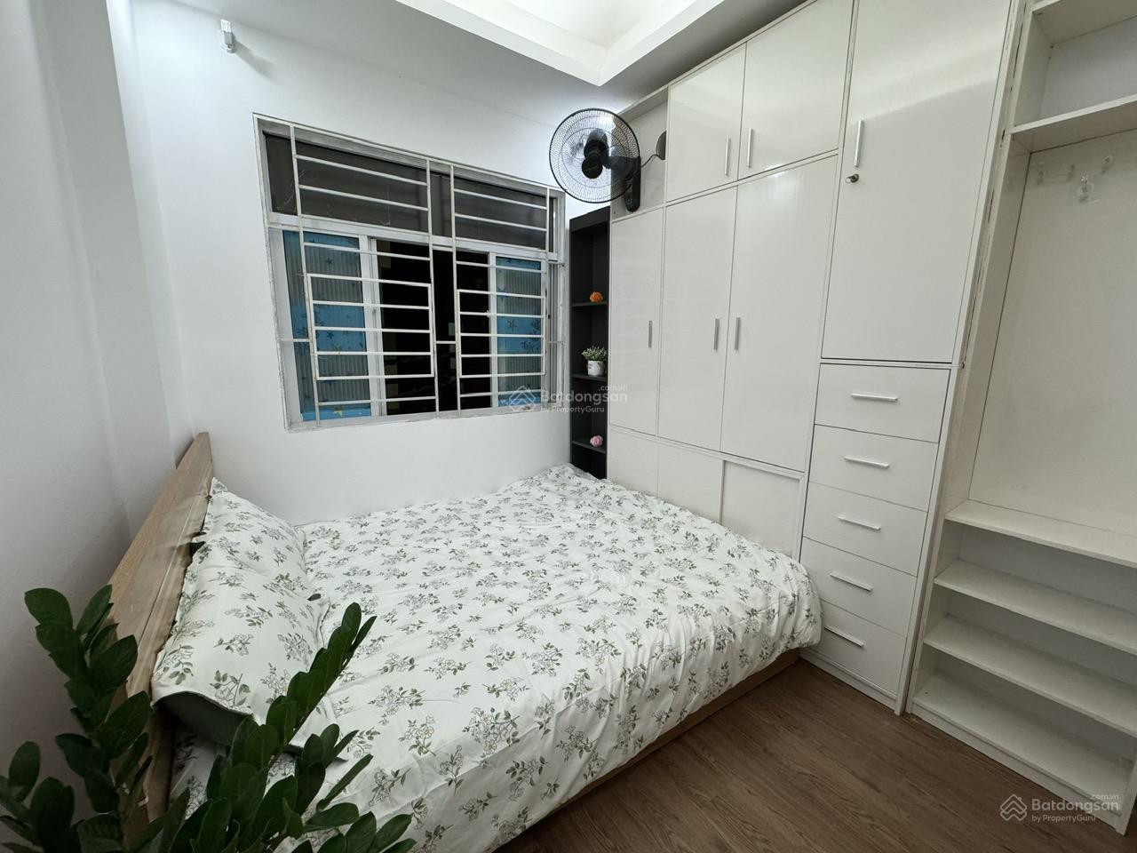 Bán căn hộ Lạc Long Quân - Tây Hồ (52m2) full đồ, ở ngay, sổ đỏ trao tay
