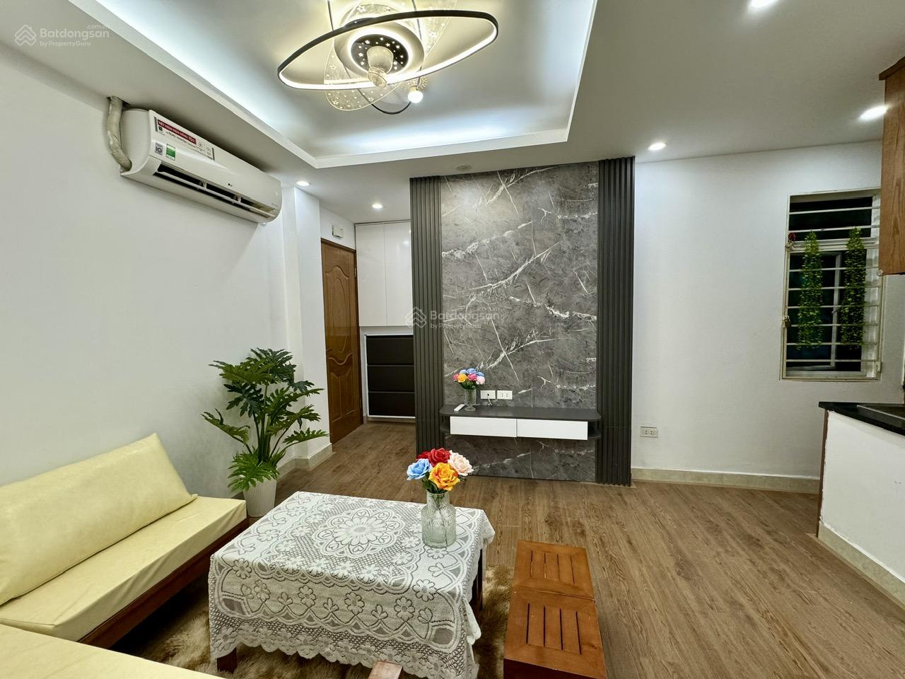 Bán căn hộ Lạc Long Quân - Tây Hồ (52m2) full đồ, ở ngay, sổ đỏ trao tay
