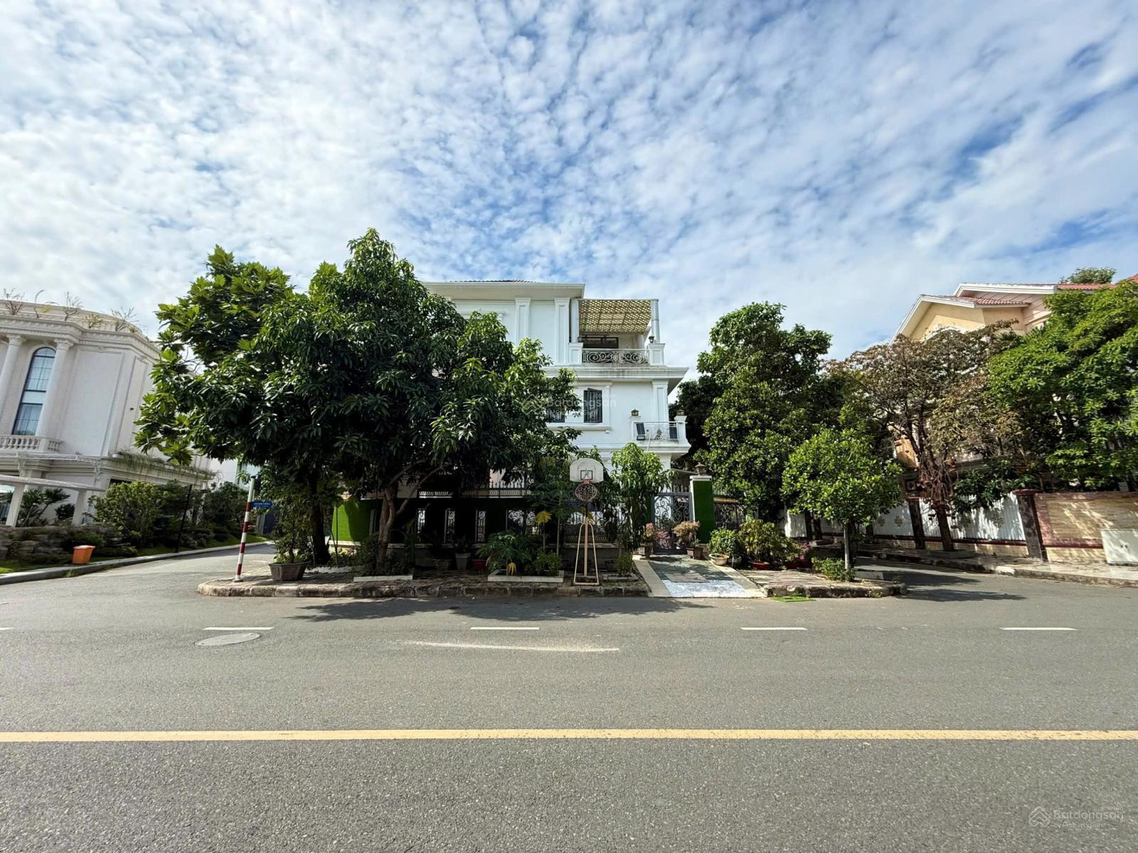 Bán biệt thự góc 3mt đường lớn Nam Thông 2 PMH DT 284,2m2 6pn nhà đẹp giá 119,99 tỷ LH 0938 775 *** Bán biệt thự góc 3mt đường lớn Nam Thông 2 PMH DT 284,2m2 6pn nhà đẹp giá 119,99 tỷ LH 0938 775 ***