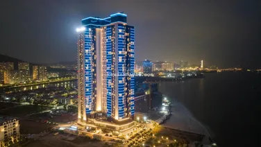 Bán nhanh giá 2 tỉ căn hộ mặt biển A La Carte tầng cao, view trực diện Vịnh HL. Call: 0366 013 ***