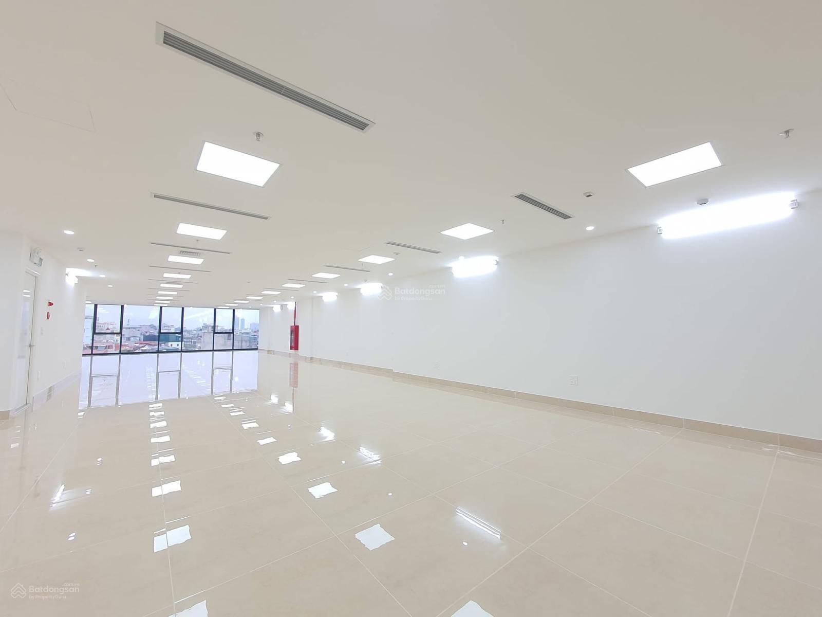 Cho thuê nhà lô góc Hoàng Quốc Việt, Cầu Giấy DT 140m2, 7T, 1H, MT 25m thông sàn mới 100%, 80tr