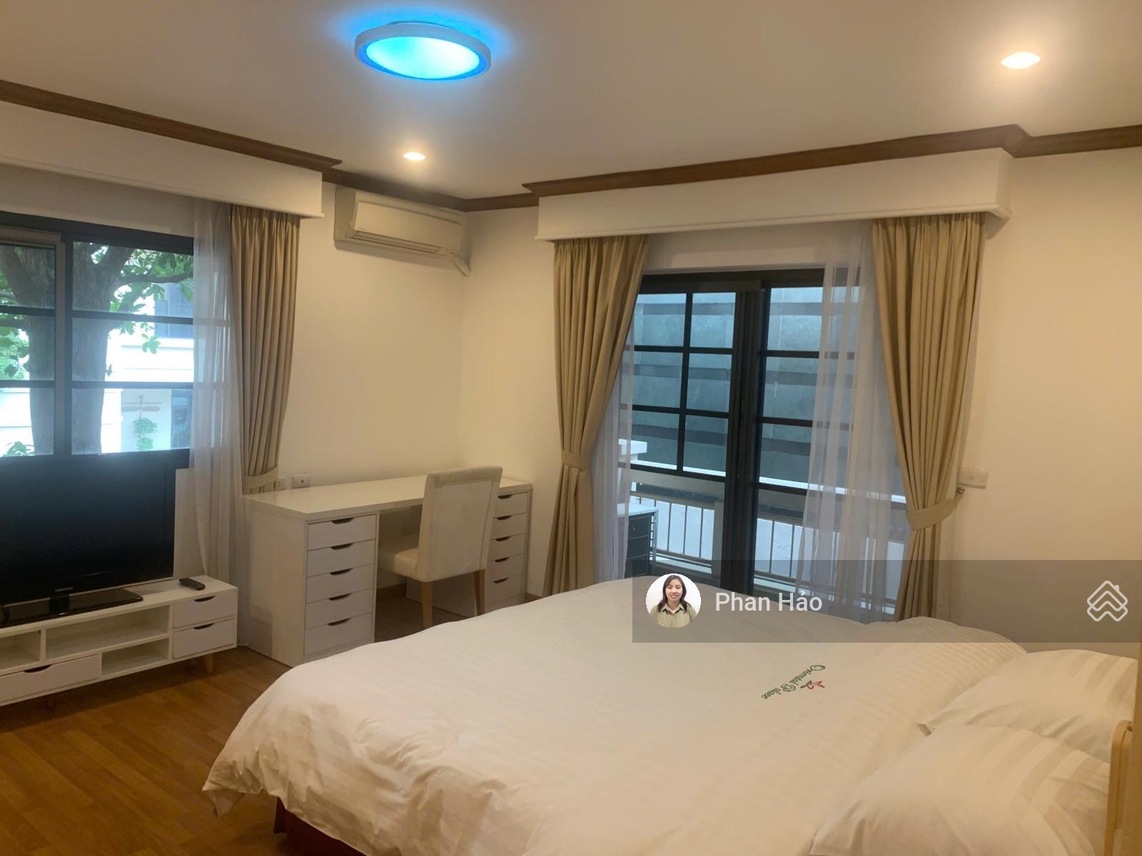 Cho thuê villa Oriental Palace 33 Tây Hồ. 240m2 gồm 3 PN, 3VS. Giá 75tr/th làm văn phòng để ở Cho thuê villa Oriental Palace 33 Tây Hồ. 240m2 gồm 3 PN, 3VS. Giá 75tr/th làm văn phòng để ở