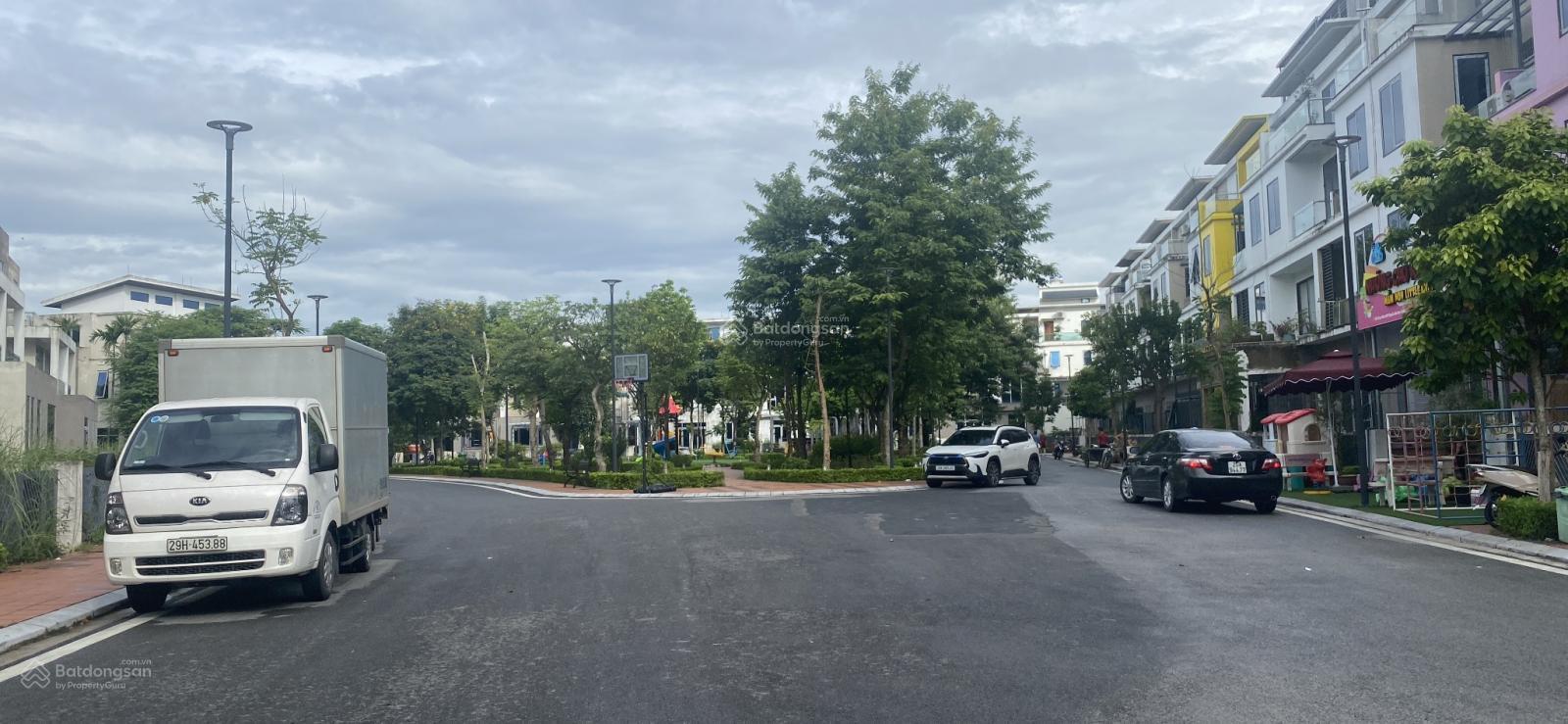 Bán nhanh: LK: Đang kinh doanh 132m2 MT: 6mx2 mặt tiền. View vườn hoa. Đ/C: KĐT Đặng Xá, Gia Lâm/HN