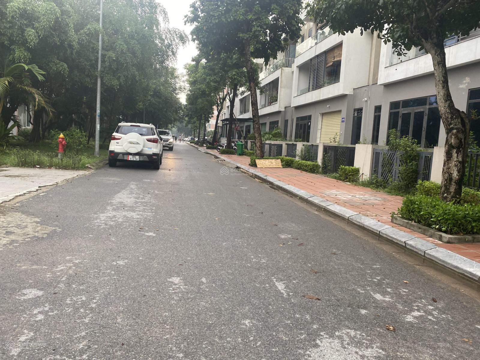 Bán nhanh: LK: Đang kinh doanh 132m2 MT: 6mx2 mặt tiền. View vườn hoa. Đ/C: KĐT Đặng Xá, Gia Lâm/HN