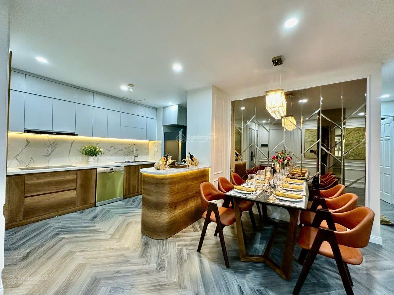 Gia đình cần gấp bán chung cư tầng 7 tại N05 tòa 25T2 DT 153,8m2 ban công ĐN view nội khu