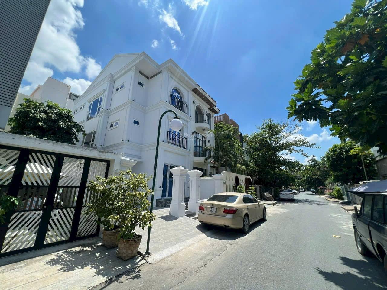 Bán villa song lập. 8.2 x 19m. 42.9 tỷ, trệt 2 lầu. 323 m2 sàn. Nguyễn Cao Phú Mỹ Hưng, Quận 7