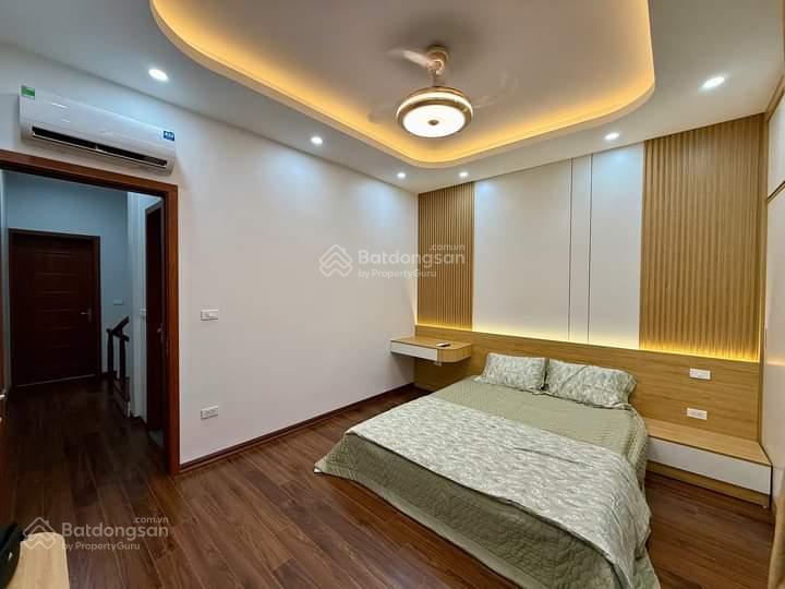 Phân lô! Hoàng Cầu - ngõ thông - 40m ô tô, ngõ 3m - trước nhà thoáng sáng, dân xây, MT 4m - 42m2x5T