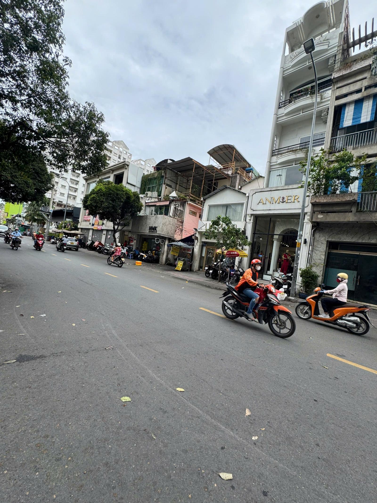 Khuôn lớn mặt tiền Nguyễn Trãi, Q.1 - DT: 12.5x23m nở hậu 20m CN 334m2 nhà 3 tầng giá chỉ 100 tỷ