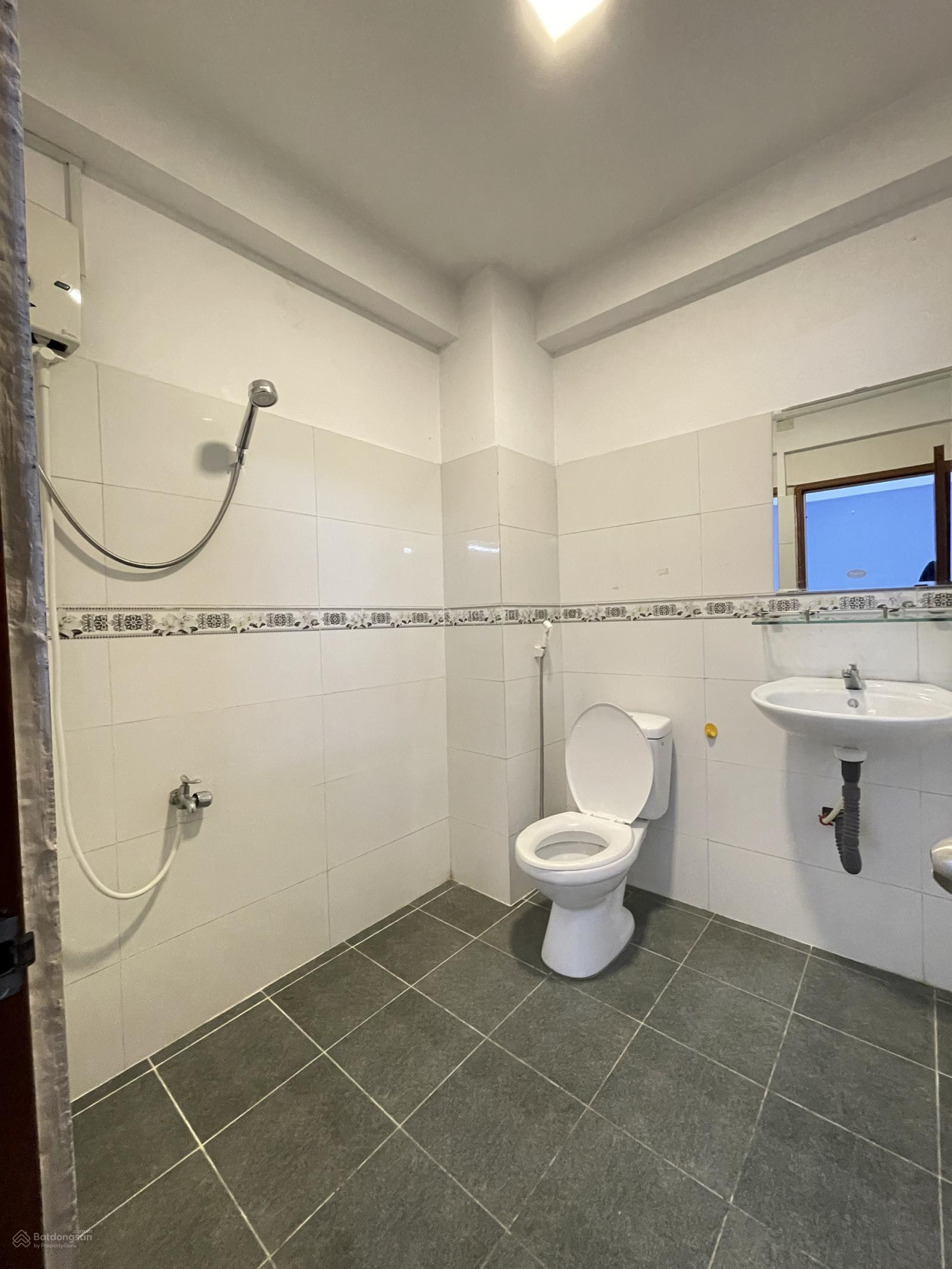 Cho thuê phòng mới 28m2 có bếp 17 Nguyễn Công Hoan, ngay công viên PN. Có 2 cửa sổ giếng trời