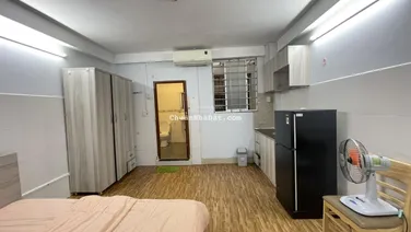 Cho thuê phòng mới 28m2 có bếp 17 Nguyễn Công Hoan, ngay công viên PN. Có 2 cửa sổ giếng trời