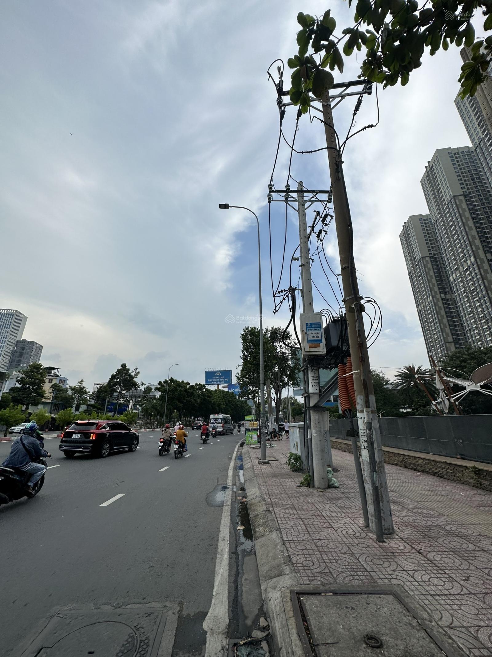 MT Nguyễn Hữu Cảnh P. 22 Q. Bình Thạnh - 19mx39m. NH: 43m. CN: 1037m2 - trệt, lầu - 365 tỷ