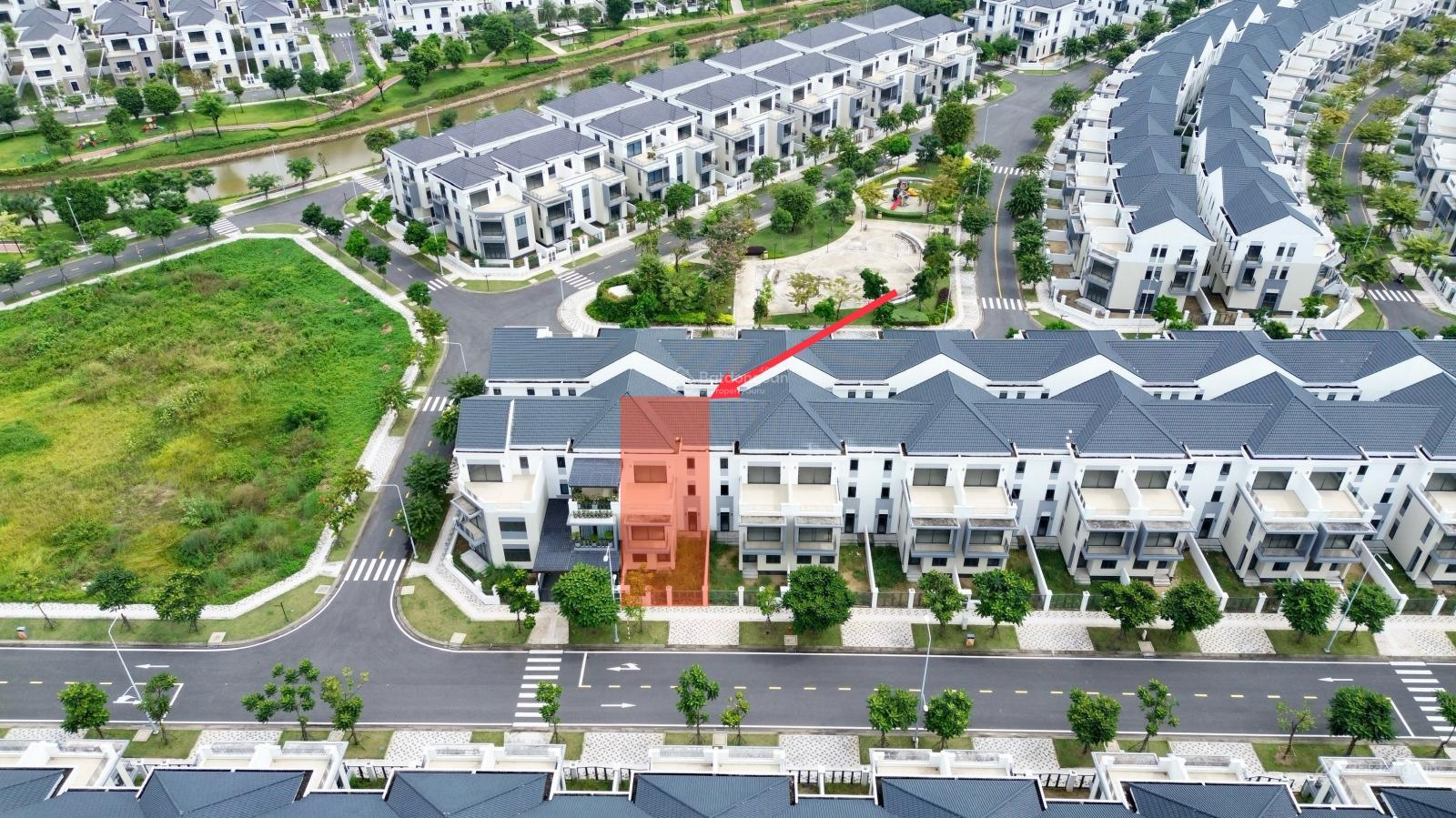 Bán gấp nhà phố The Suite Aqua City 8x20m, hướng Tây, đối diện công viên 3000m2, đường 19m