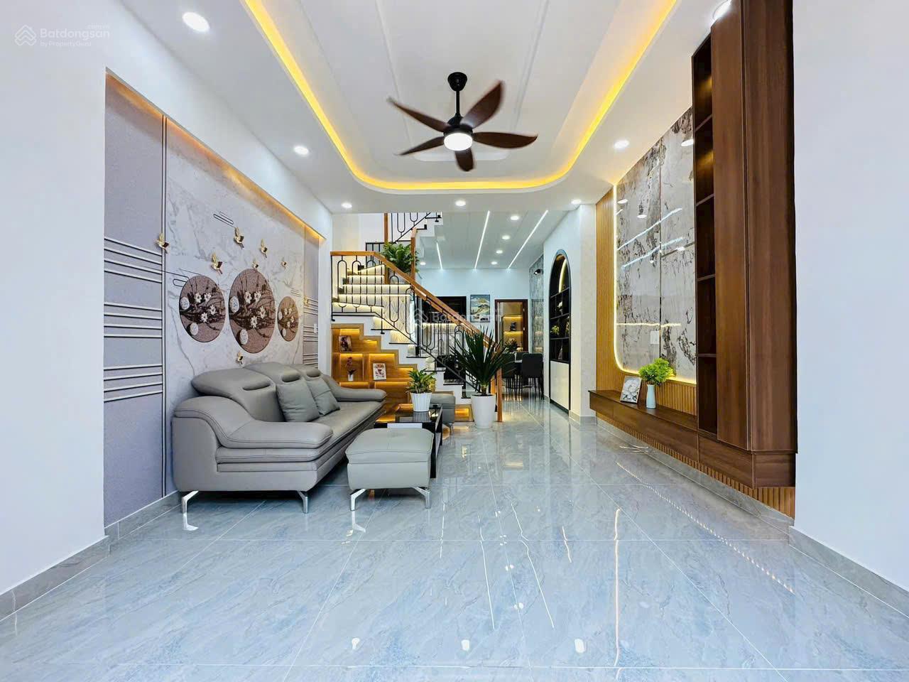 Định cư nước ngoài bán gấp nhà 64m2 Nguyễn Văn Quá, Đông Hưng Thuận, Q. 12, xây 3 tầng. Gía 2 tỷ100