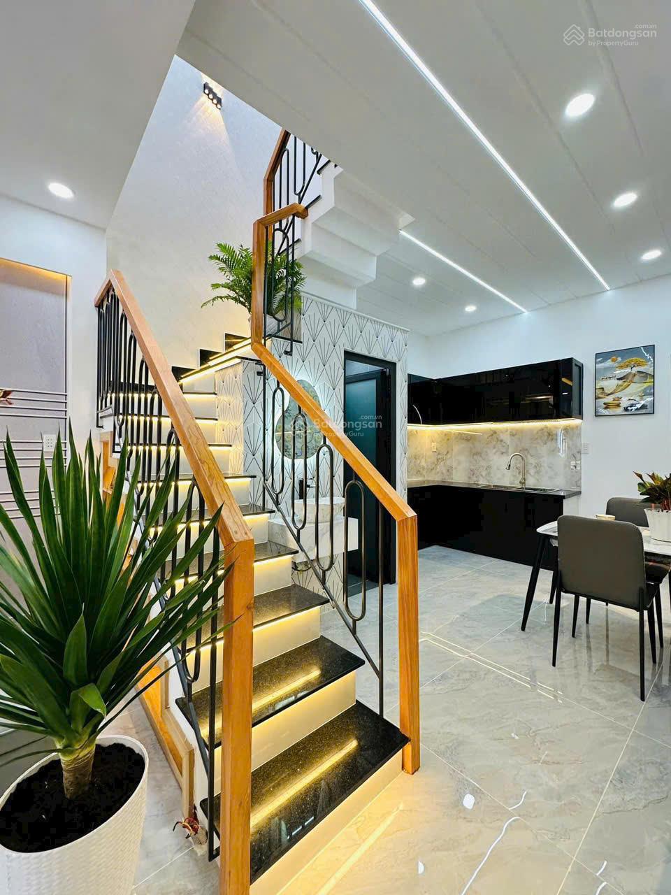Định cư nước ngoài bán gấp nhà 64m2 Nguyễn Văn Quá, Đông Hưng Thuận, Q. 12, xây 3 tầng. Gía 2 tỷ100