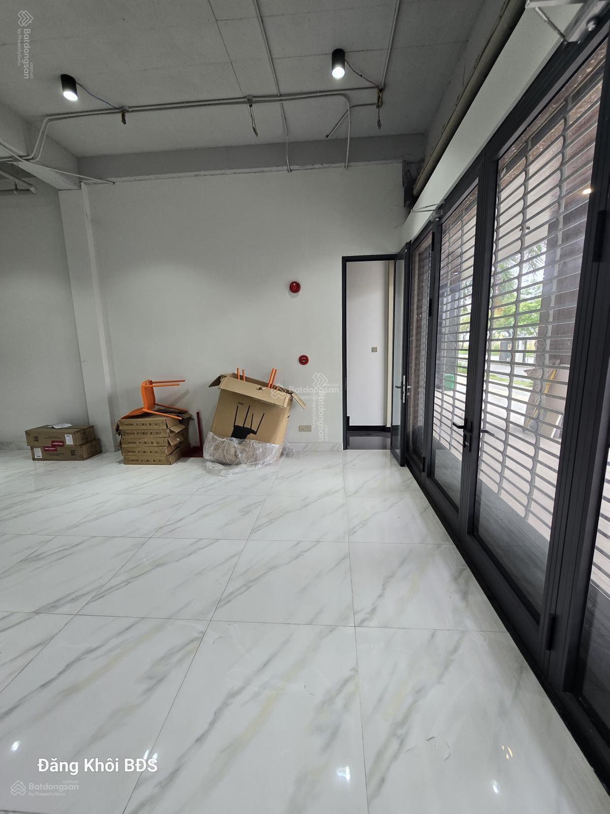 Cho thuê mặt tiền Nguyễn Hữu Thọ. 7x18m trệt lửng 3 lầu thang máy. Giá 50 tr/th. LH: 0906 973 ***