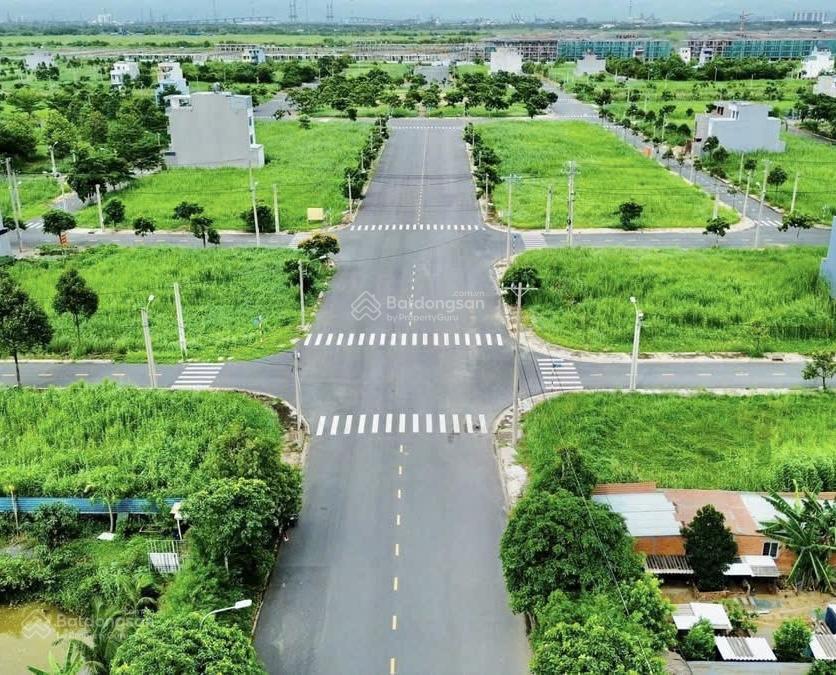 Bán gấp nền đất sổ đỏ sẵn giá 2,020 tỷ, đường 12m thông qua phố đi bộ. 0909 063 ***