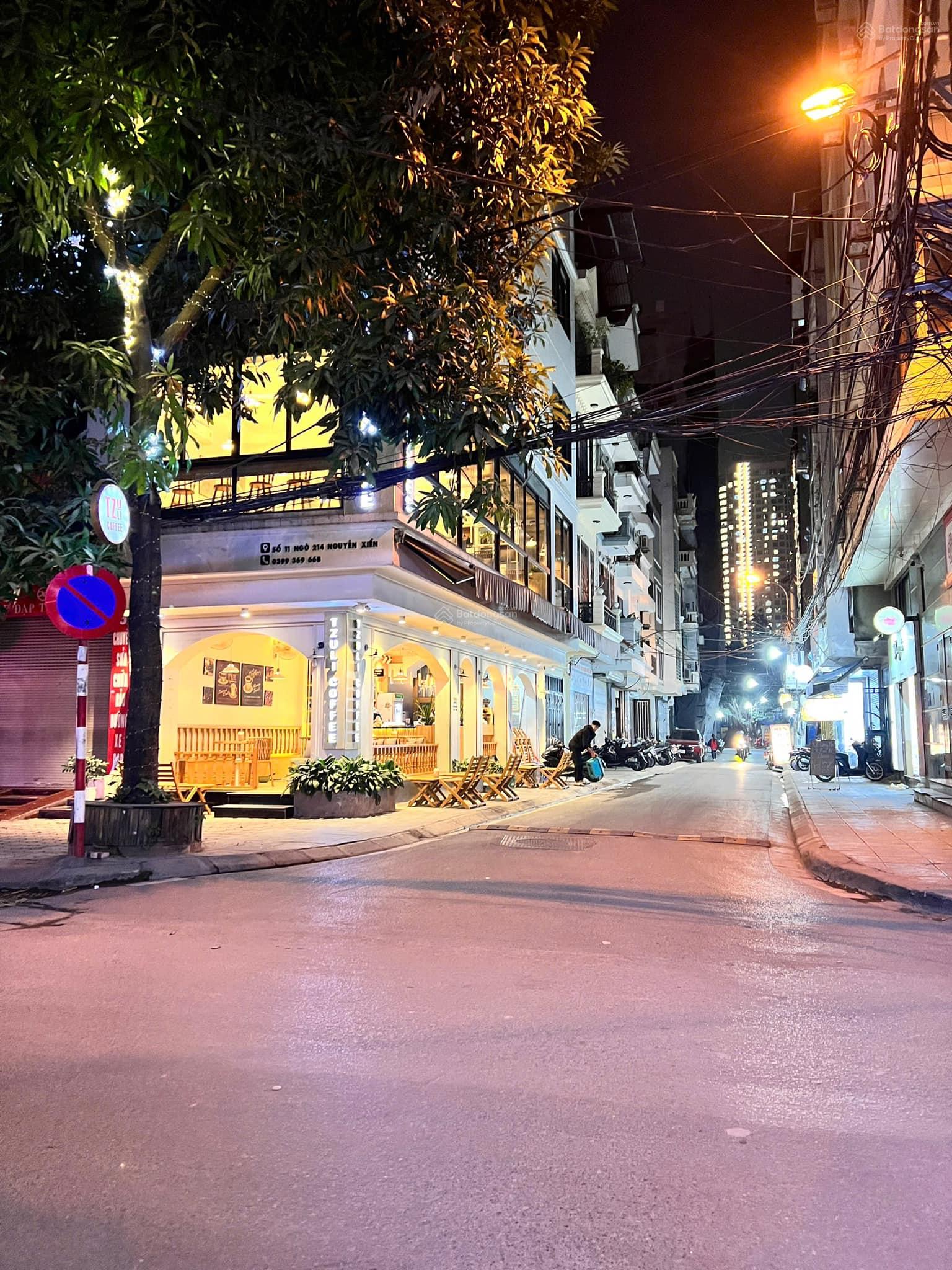 Bán nhà 55m2 vỉa hè ô tô tránh Nguyễn Xiển ở kinh doanh tặng nội thất cao cấp, giá 18 tỷ TL