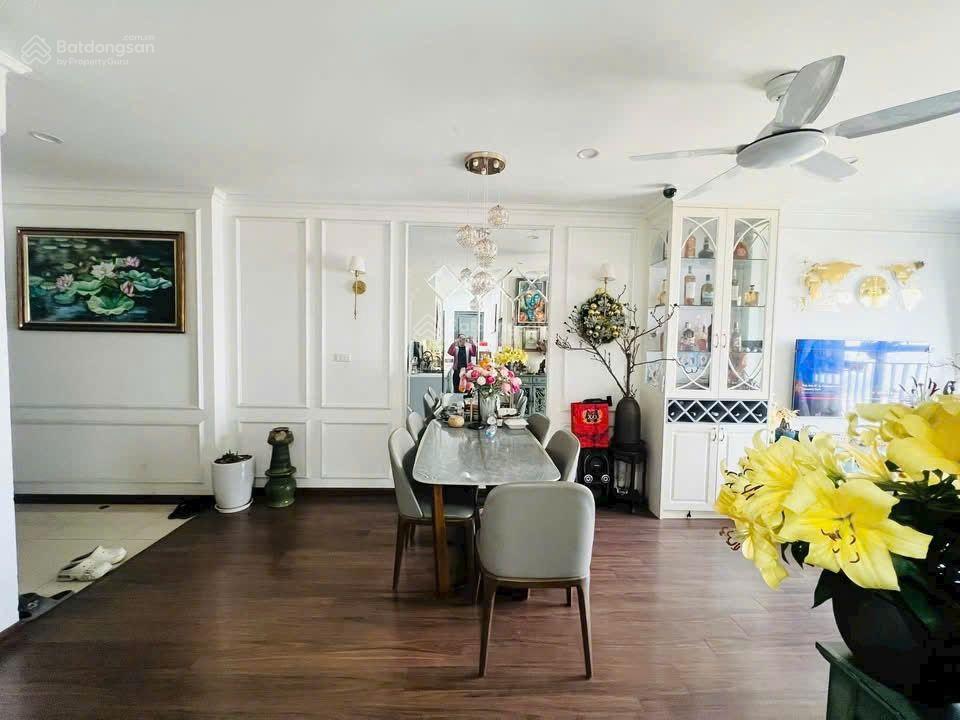 Đổi nhà mặt đất nên cần bán căn hộ Ecohome 3, 70m2, hướng mát, tặng nội thất, sổ hồng cất két