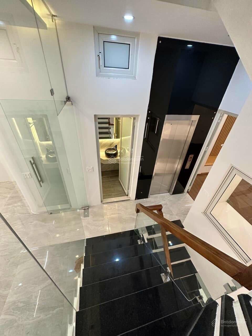 Cho thuê nhanh nhà siêu đẹp ngõ ô tô tại Liễu Giai, DT 70m2 x7 tầng, có TM. Giá thuê chỉ 30tr/tháng