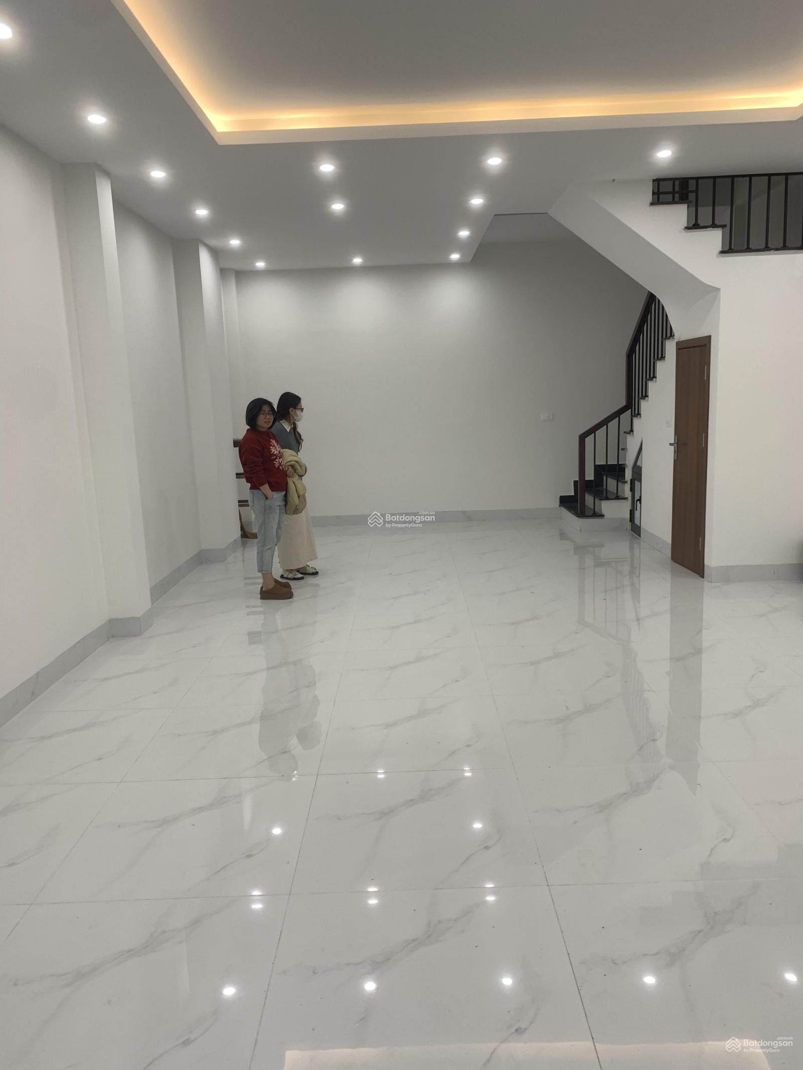 Cho thuê nhà 5 tầng tại đường Thiên Hiền, gần bến xe Mỹ Đình, ô tô đỗ cửa