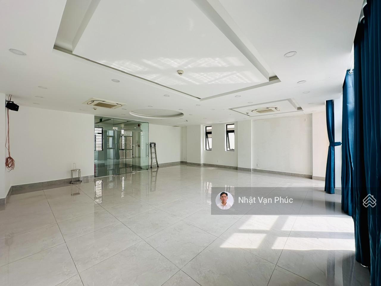 Tòa nhà văn phòng Vạn Phúc 9x12m sàn gần bãi xe, có thang máy, PCCC, máy lạnh, hầm xe. Giá 14 triệu