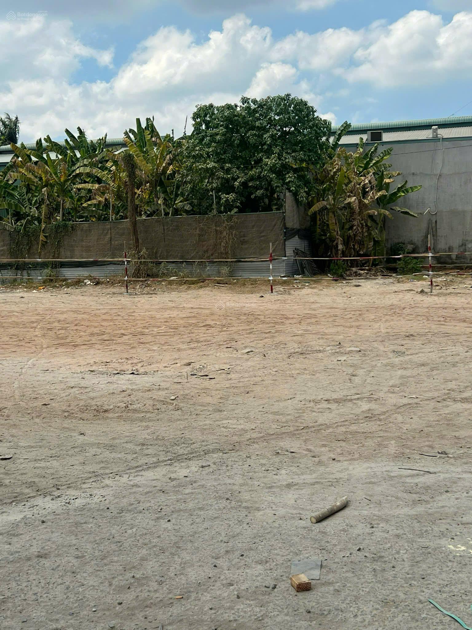 Cần tiền muốn bán đất để lo GĐ. Tổng DT đất 1.700m2 giá 60tr/m2, DT: 36 x 48m. LH: 0985 807 *** Vy