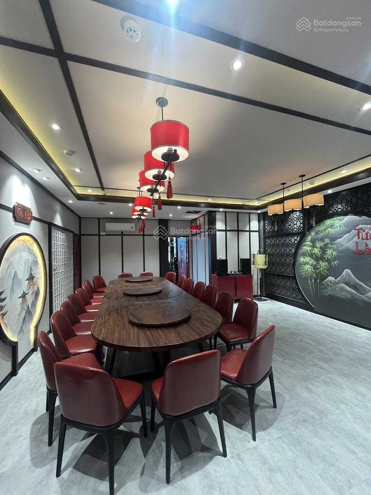 Cho thuê nhà mặt tiền Nam Quốc Cang, Q1. DT: 20x25m. 1 trệt 1 lầu. DTSD: 920m2