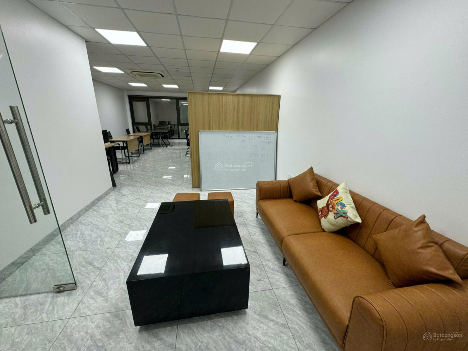 Cho thuê nhà MP nút giao Nguyễn Ngọc Vũ gần Hoàng Ngân, 100m2, 5T, 20tr, T1 giá 12tr, T2-5 giá 6tr Cho thuê nhà MP nút giao Nguyễn Ngọc Vũ gần Hoàng Ngân, 100m2, 5T, 20tr, T1 giá 12tr, T2-5 giá 6tr