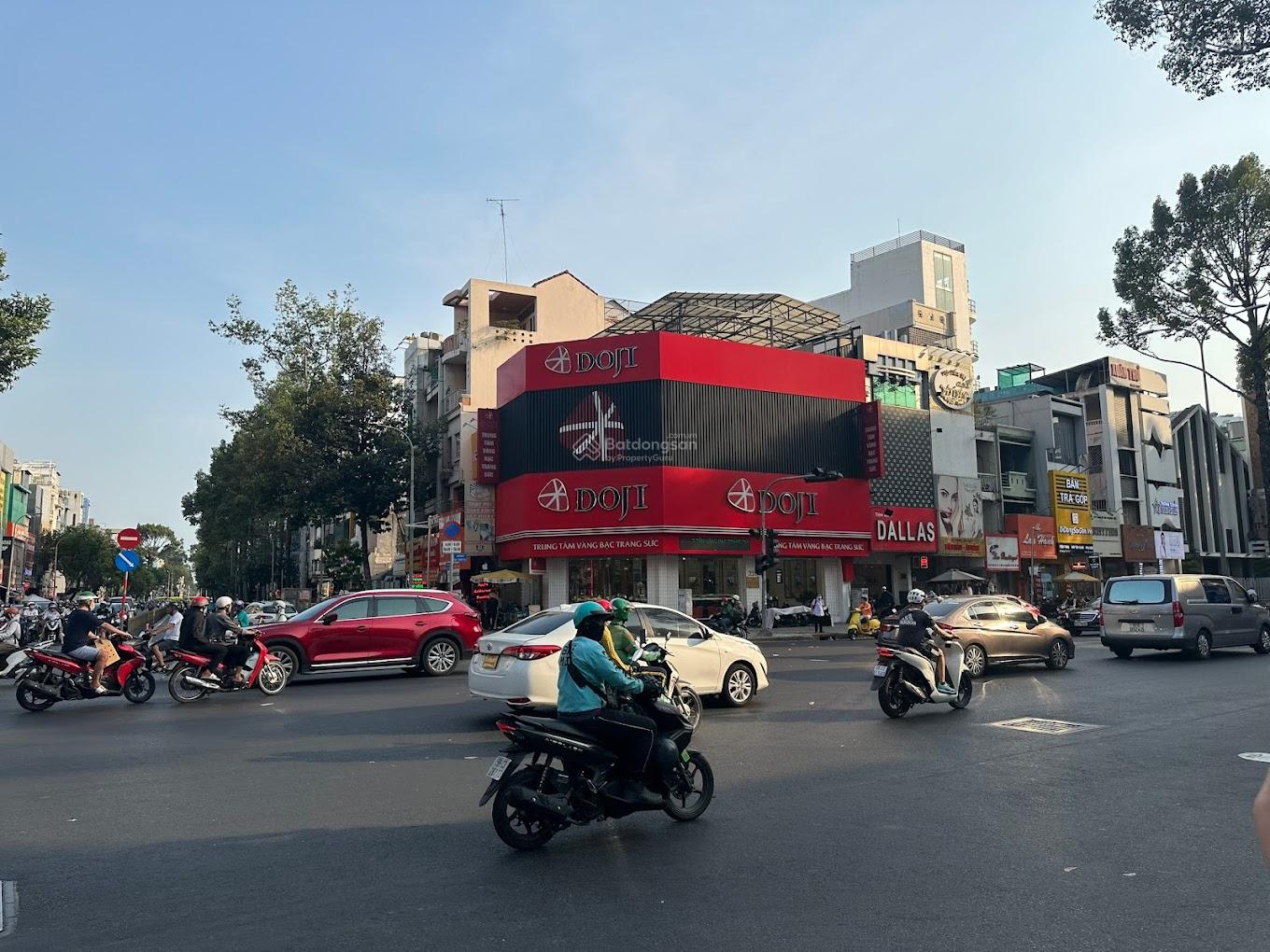 Cho thuê nhà góc 2MT đường 3/2, P10, Quận 10. DT: 15x20m. Trệt lầu