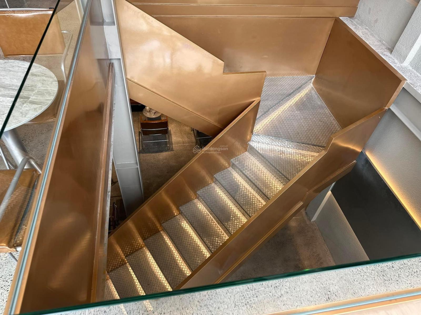 Cho thuê nhà góc 2MT đường Cao Thắng, P12, Quận 10. DT: 20x20m. Trệt lầu