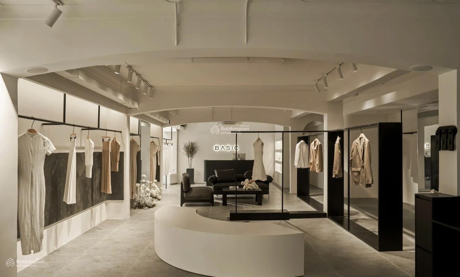 Nhà mặt phố cho thuê tại đường Huỳnh Văn Bánh, Phường 11, Phú Nhuận. DT: 20x40m. Trệt lầu