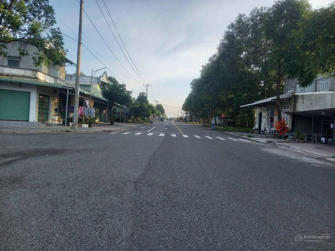Chủ gửi bán lô đất mặt đường nhựa 150m2 sau trường tiểu học Chánh Phú Hoà, sổ sẵn sang tên liền