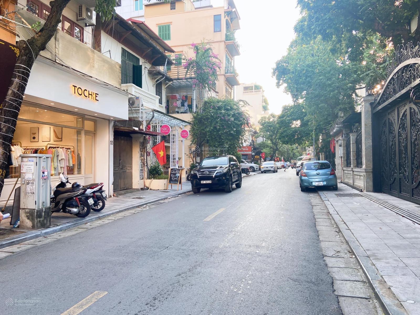 Bán tòa văn phòng mặt phố Hoàn Kiếm, diện tích 250m2 x 11 tầng, doanh thu 500tr/tháng