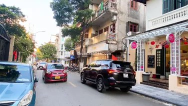 Bán tòa văn phòng mặt phố Hoàn Kiếm, diện tích 250m2 x 11 tầng, doanh thu 500tr/tháng