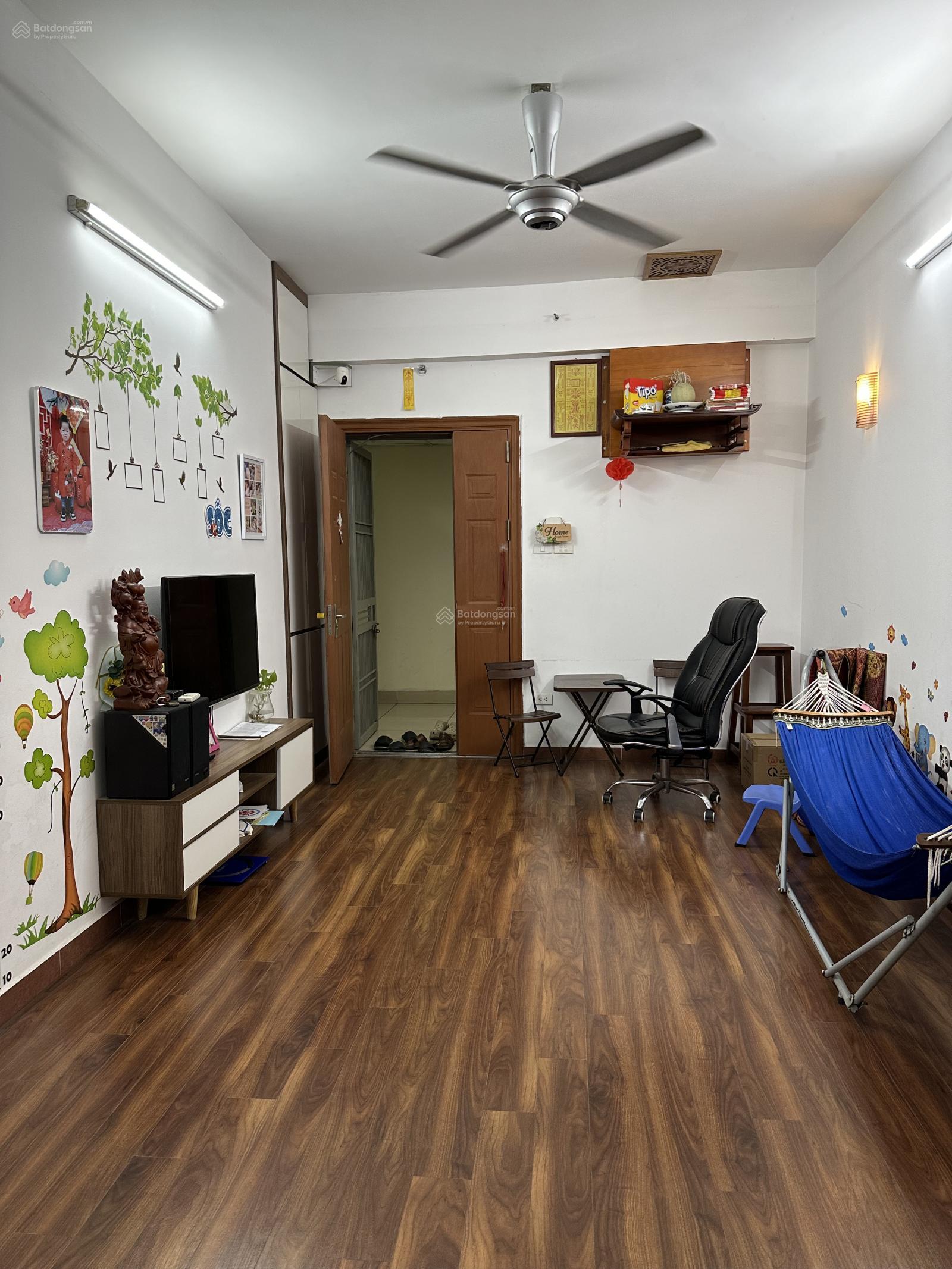 Chính chủ cần bán gấp căn hộ HH2 Xuân Mai DT 72m2, 2 ngủ, 2 wc, 2 loza đủ đồ. LH: 0988 187 ***