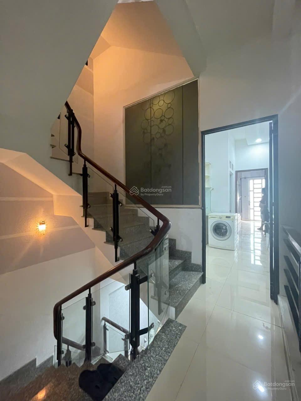 Bán CHDV Lê Văn Sỹ, Q3, 8 phòng 8 WC 70m2, 5 tầng, HXH chỉ 11 tỷ