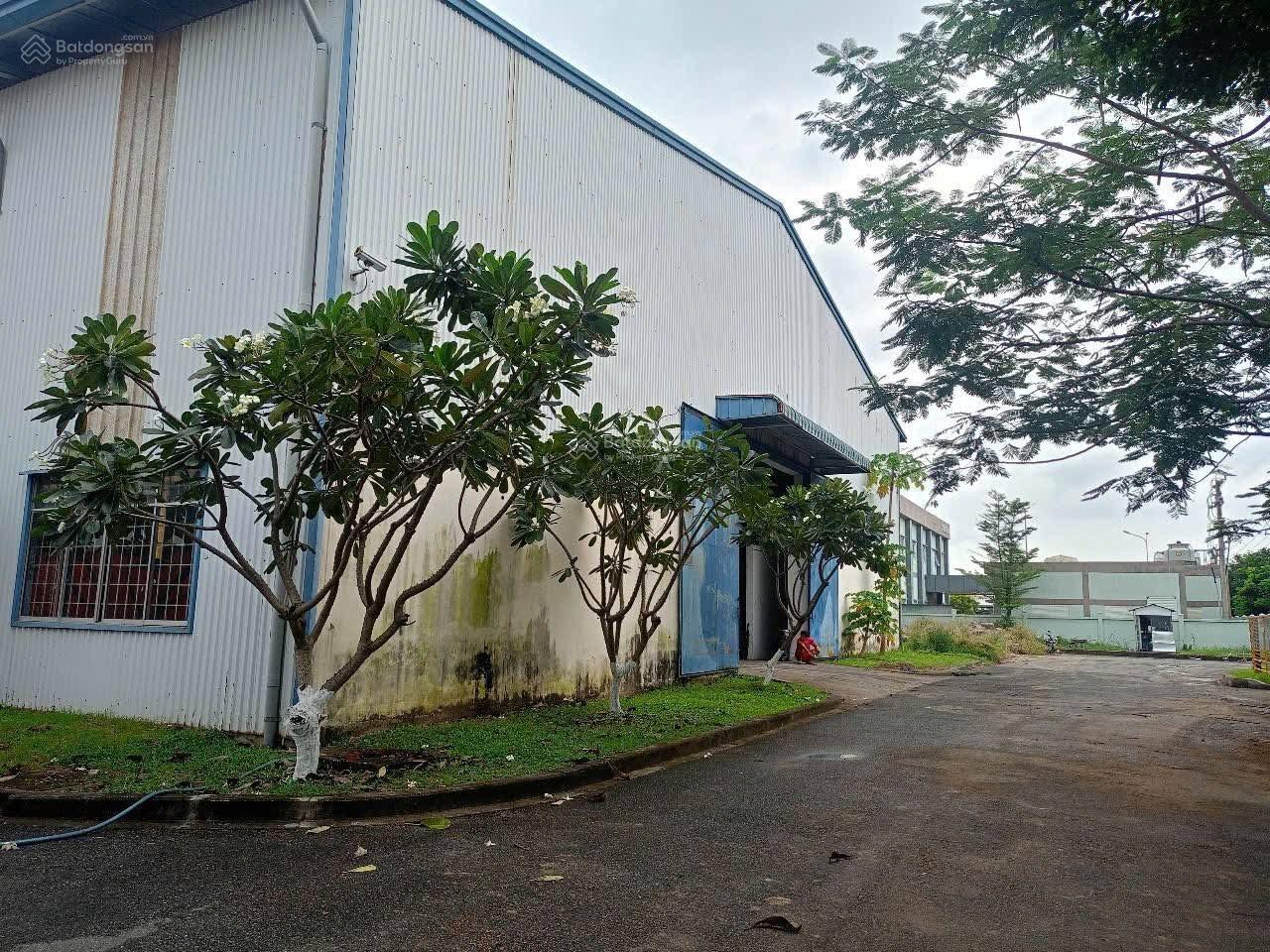 Cho thuê xưởng 3200m2, 330tr KCN Dĩ An 0907 838 ***