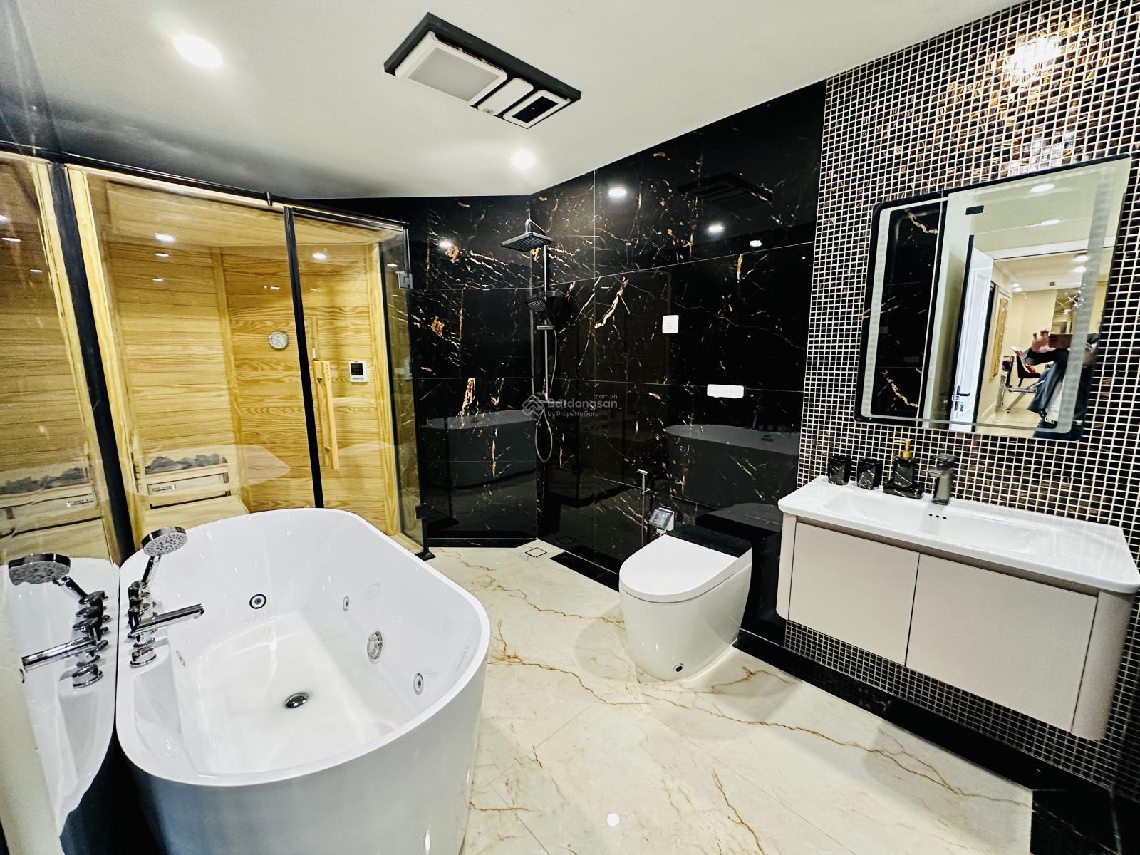 Bán gấp căn hộ 3PN 2VS căn góc 96.8m2 full nội thất giá nhỉnh 4 tỷ, sổ đỏ sẵn giao dịch 0901 720 ***