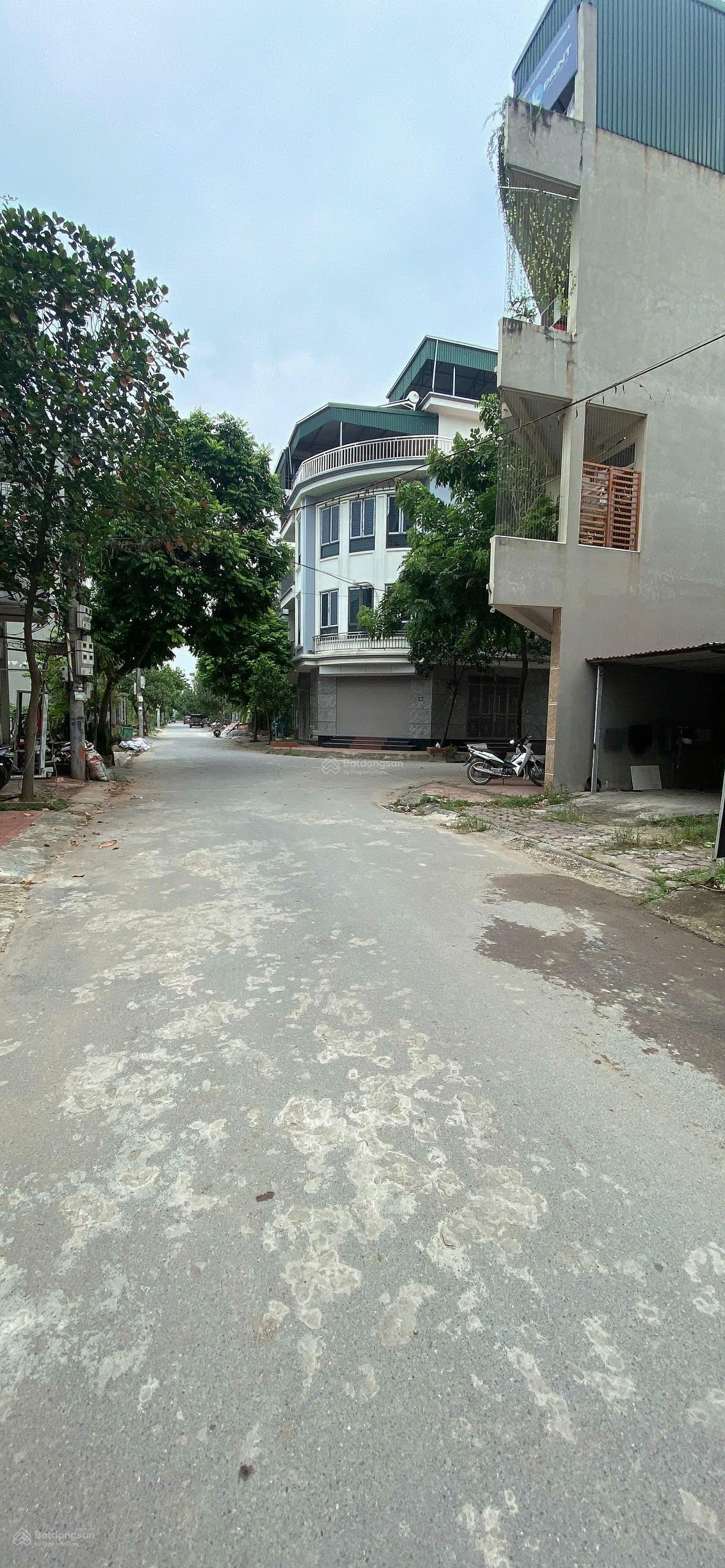 Bán đất 70m2 thị trắn Phùng 2 mặt đường trước sau thuận tiện giao thông giá 5.75tỷ