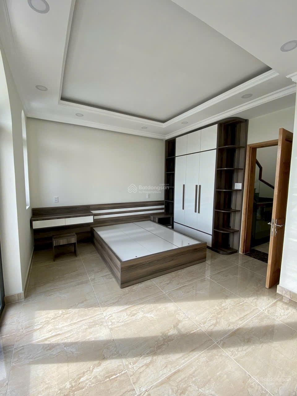 Bán nhà nội thất đầy đủ view công viên thoáng mát kế bên Q7