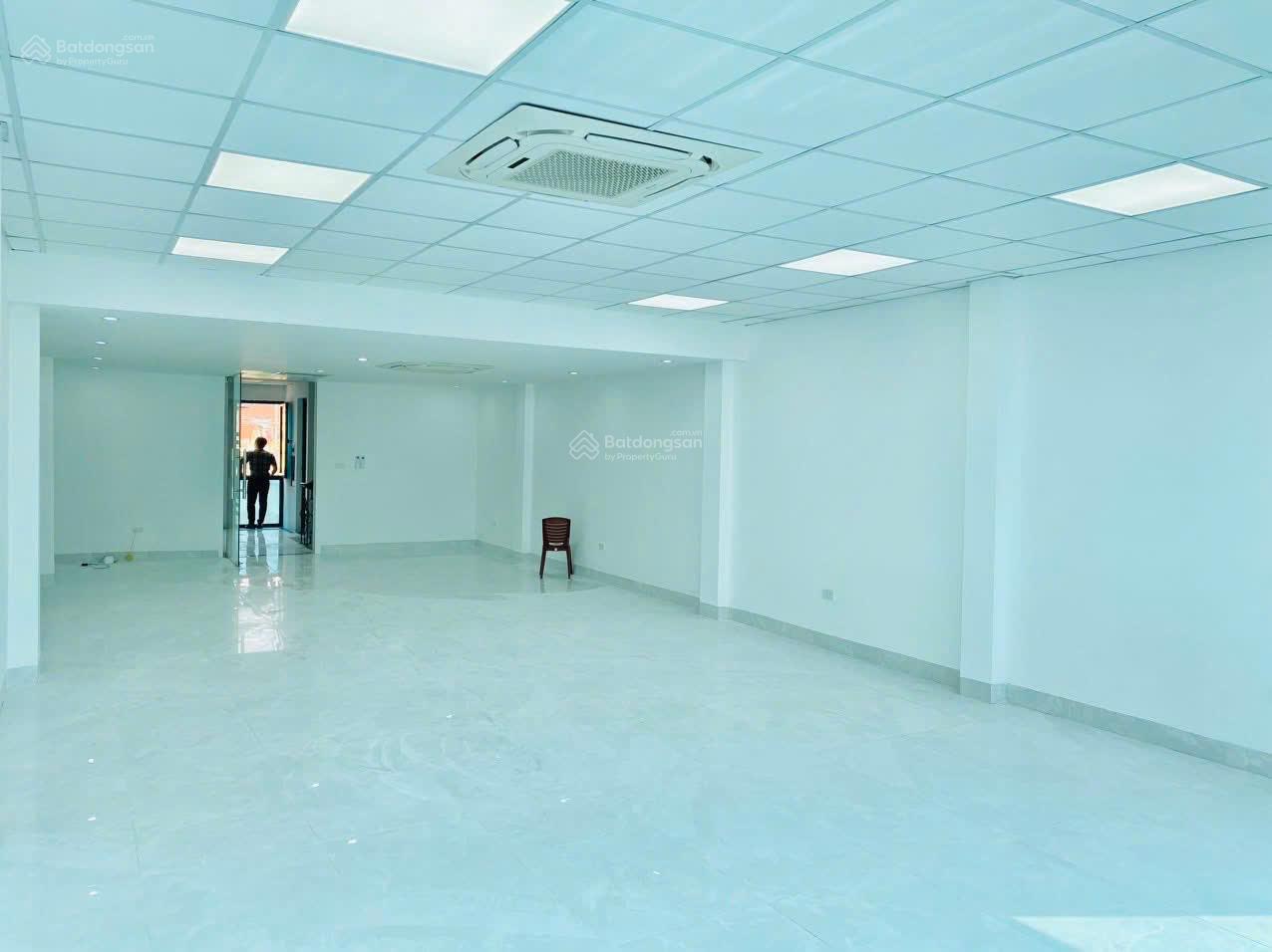 Văn phòng mới cứng 100m2 tại mặt phố Vũ Tông Phan giá thuê chỉ 15tr/tháng. LH: 0963 245 ***