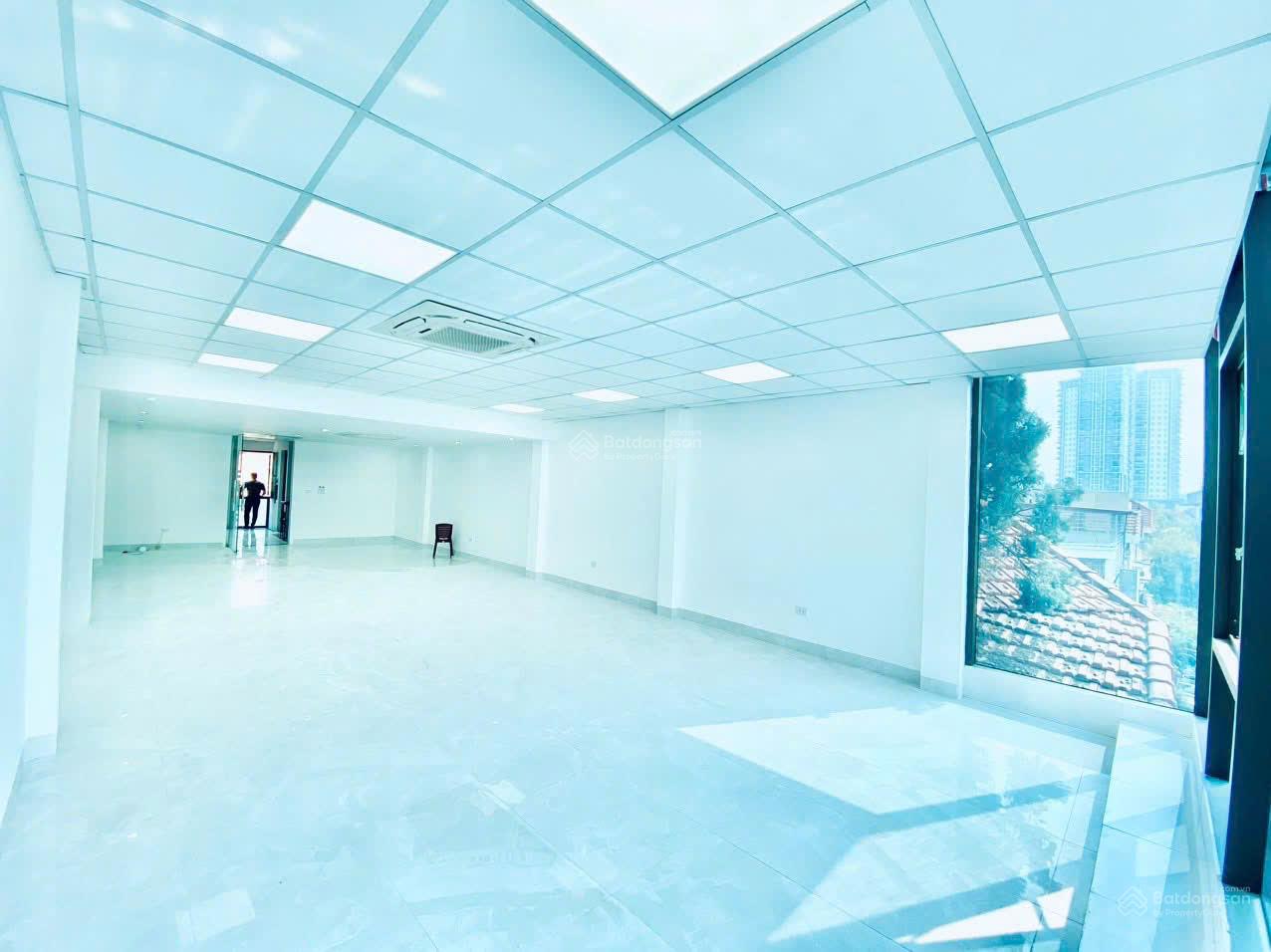 Văn phòng mới cứng 100m2 tại mặt phố Vũ Tông Phan giá thuê chỉ 15tr/tháng. LH: 0963 245 *** Văn phòng mới cứng 100m2 tại mặt phố Vũ Tông Phan giá thuê chỉ 15tr/tháng. LH: 0963 245 ***