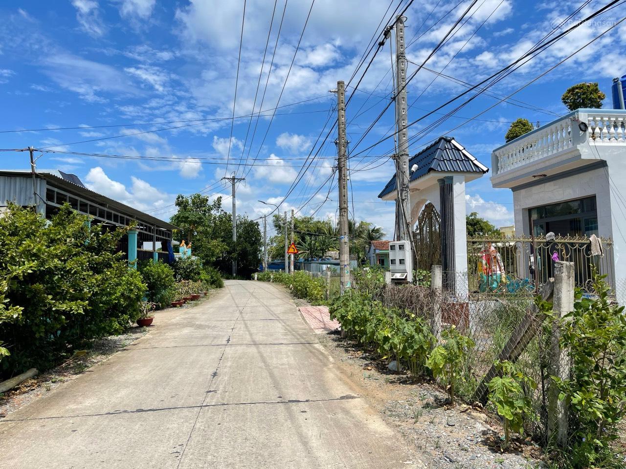 Chính chủ gửi 1215m2 ( 45m x 27m) đất làm vườn, đường xe hơi, giá rẻ. Sổ hồng riêng