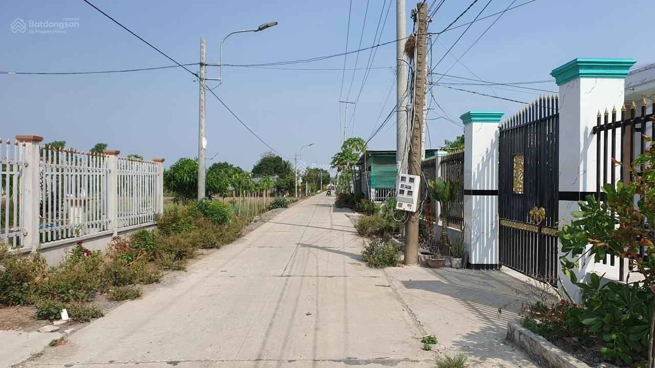 Chính chủ gửi 1215m2 ( 45m x 27m) đất làm vườn, đường xe hơi, giá rẻ. Sổ hồng riêng