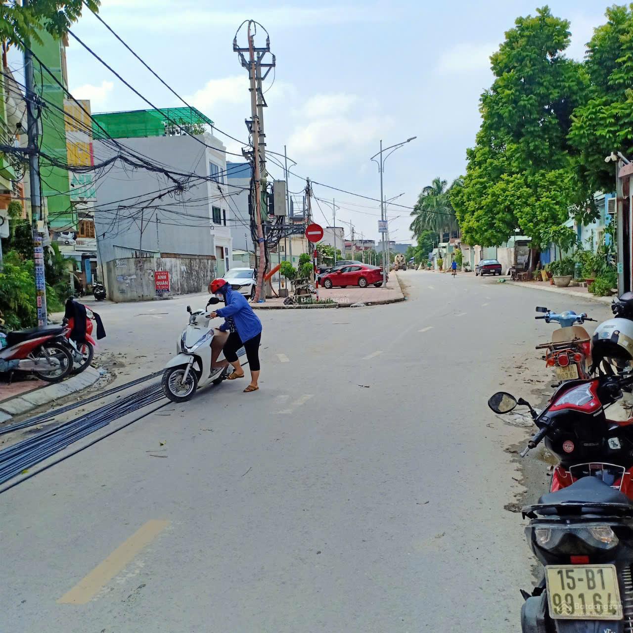 Bán nhà mặt phố Vũ Chí Thắng - 44m2 - mặt tiền hiếm 5,2m - 3 tầng - giá ổn áp 5,2 tỷ