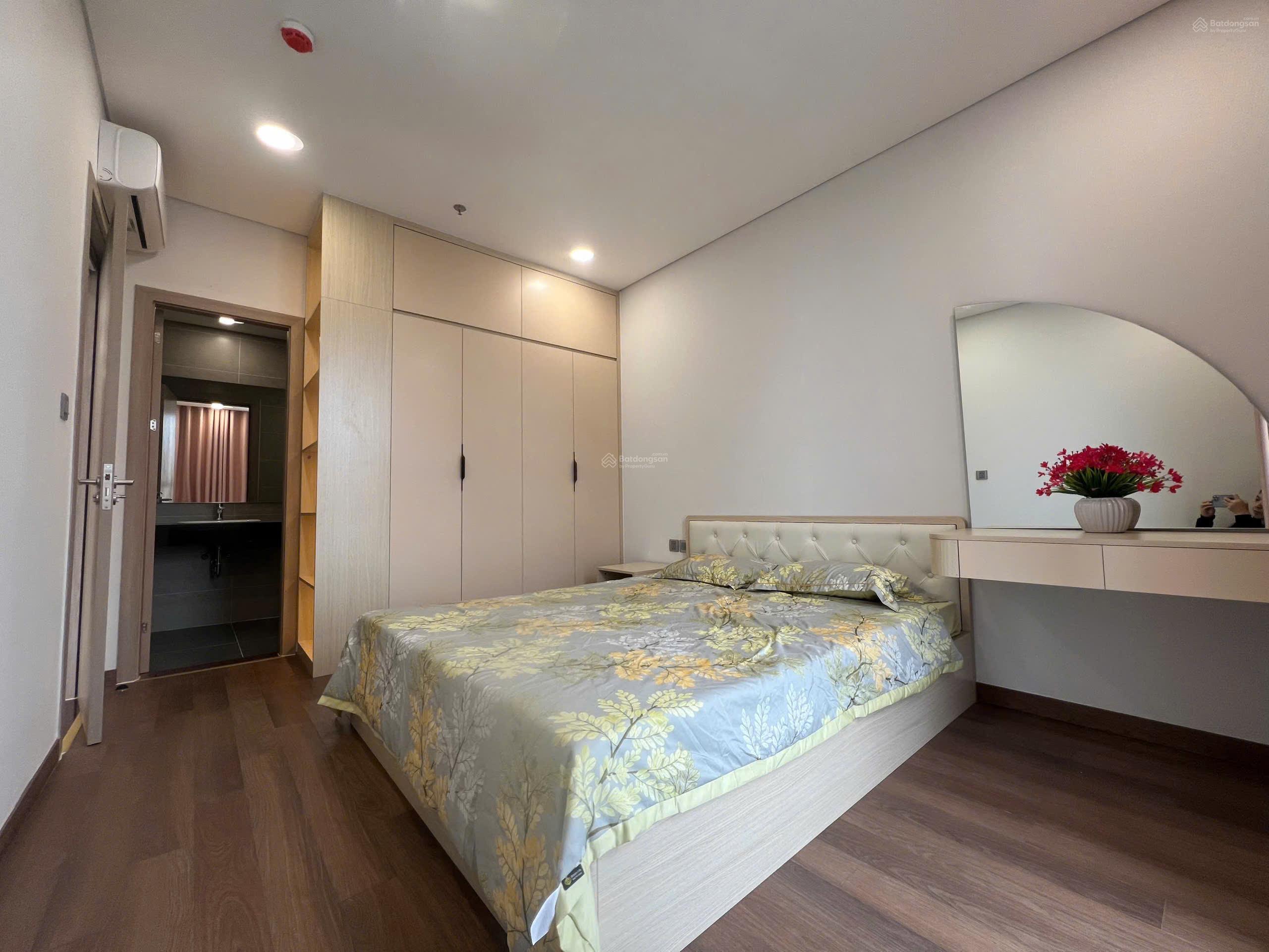 Cho thuê căn hộ chung cư dự án Khai Sơn City,
DT 120m2, 3 phòng ngủ. 3WC full NT, cả đồ điện tử Cho thuê căn hộ chung cư dự án Khai Sơn City,
DT 120m2, 3 phòng ngủ. 3WC full NT, cả đồ điện tử