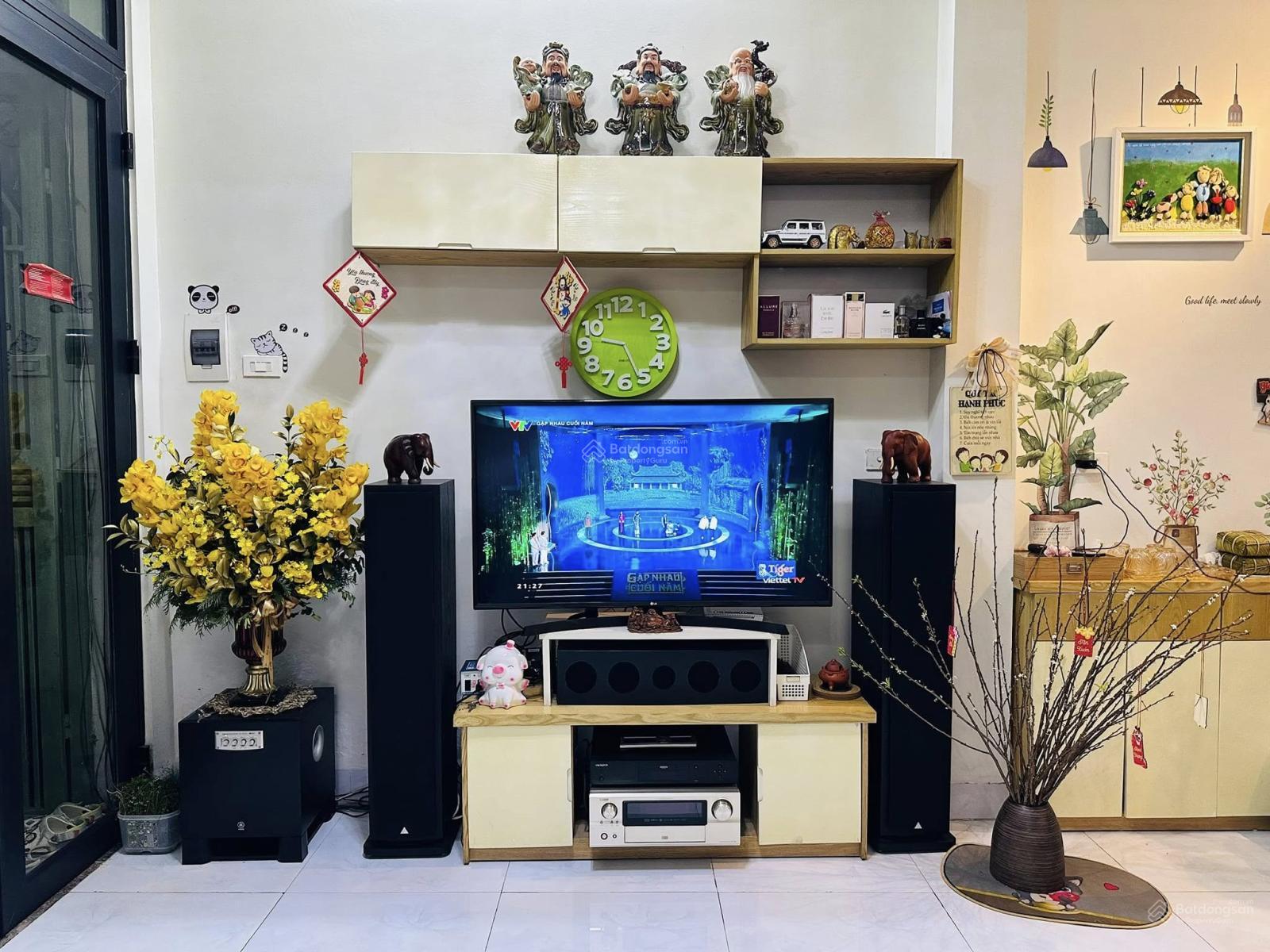 Bán gấp nhà rẻ! Phạm Ngọc Thạch, 10m ra ô tô, ngõ to thông, dân xây 5 tầng, nhà cực thoáng