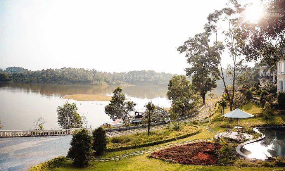 Cần tiền bán gấp lô góc 2 mặt tiền, view suối, gần sân golf đồng mô, sẵn sổ, giá tốt chỉ 1.85 tỷ